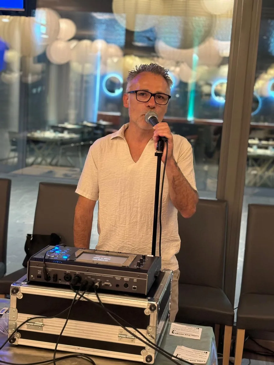 Lello alla sua postazione karaoke, dietro il player e il mixer