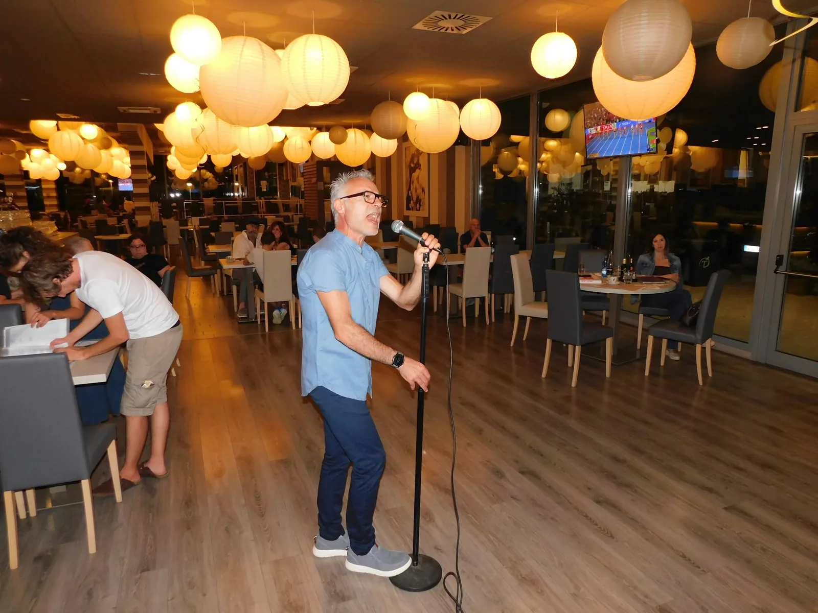 La sala del Tourlé durante una serata karaoke