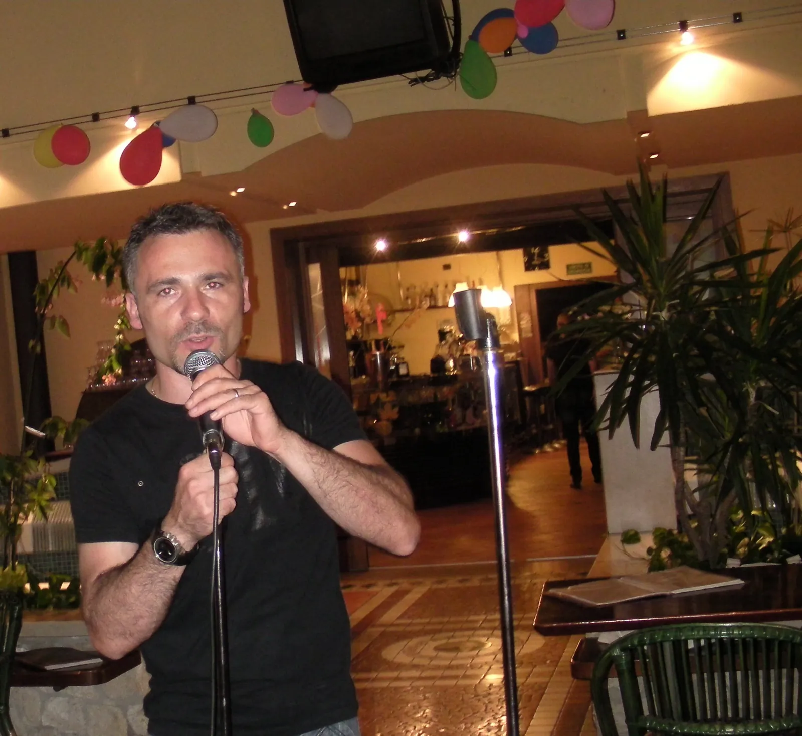 Lello canta nella sala del Queen, giugno 2011