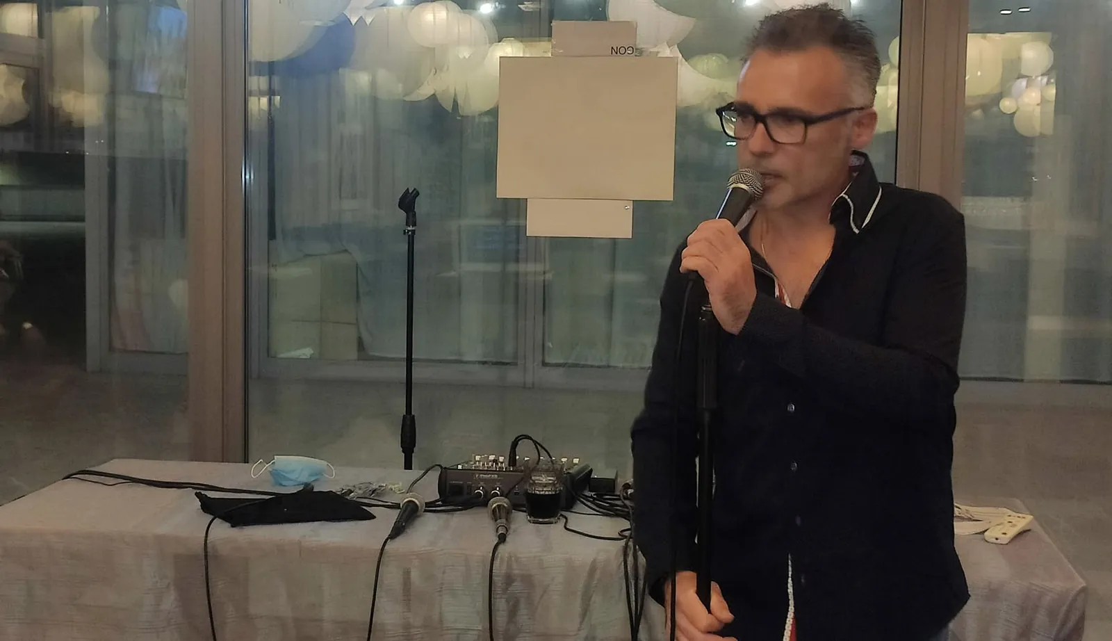 Lello canta al Tourlé nella serata della ripartenza, ottobre 2021